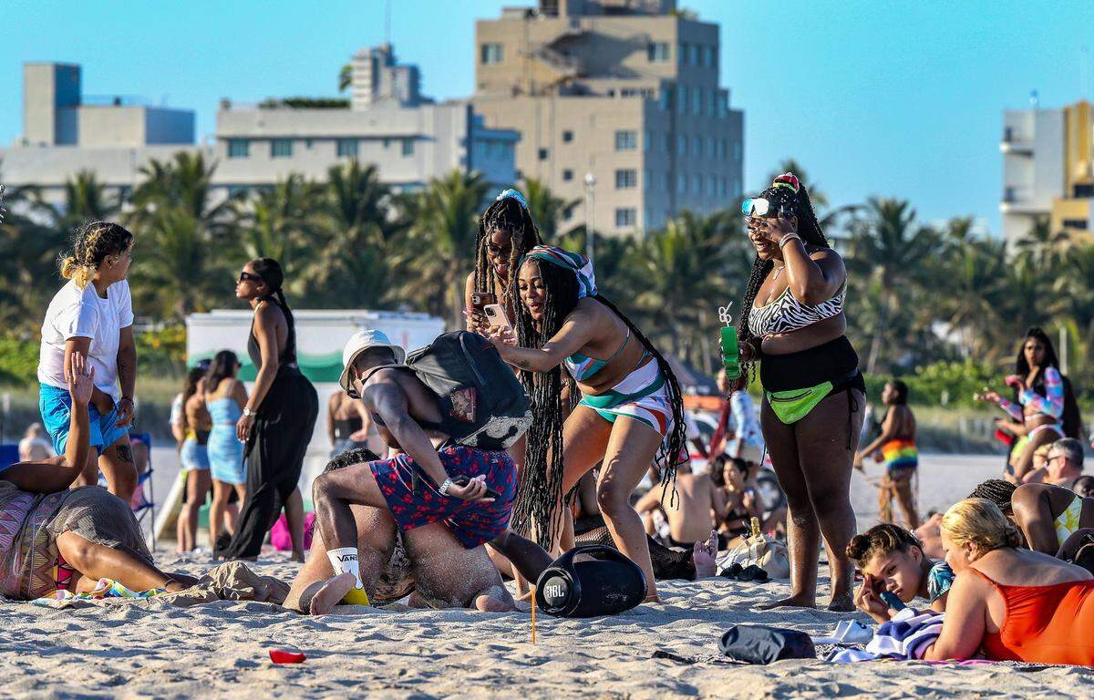 Spring breakers enjoy a quiet and a pleasant weather in South Beach. on Saturday March 26, 2022,