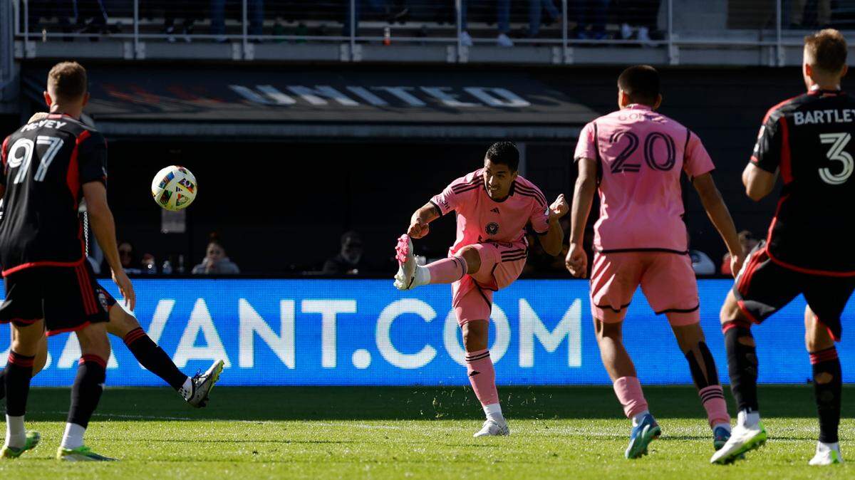  El delantero del Inter Miami Luis Suárez (9) dispara a gol en el triunfo 3-1 ante el DC United, en el partido celebrado  el 16 de marzo de 2024 en el Audi Field, en Washington DC.