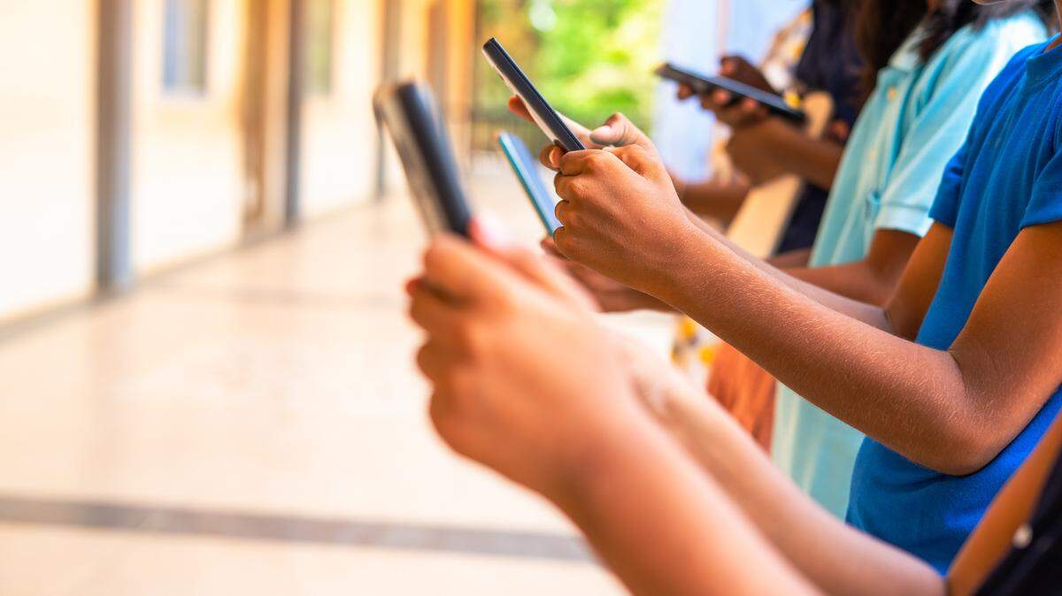 A mom of seven from Auburn argues for nationwide app store age verification to replace patchwork rules and strengthen parental oversight online.
