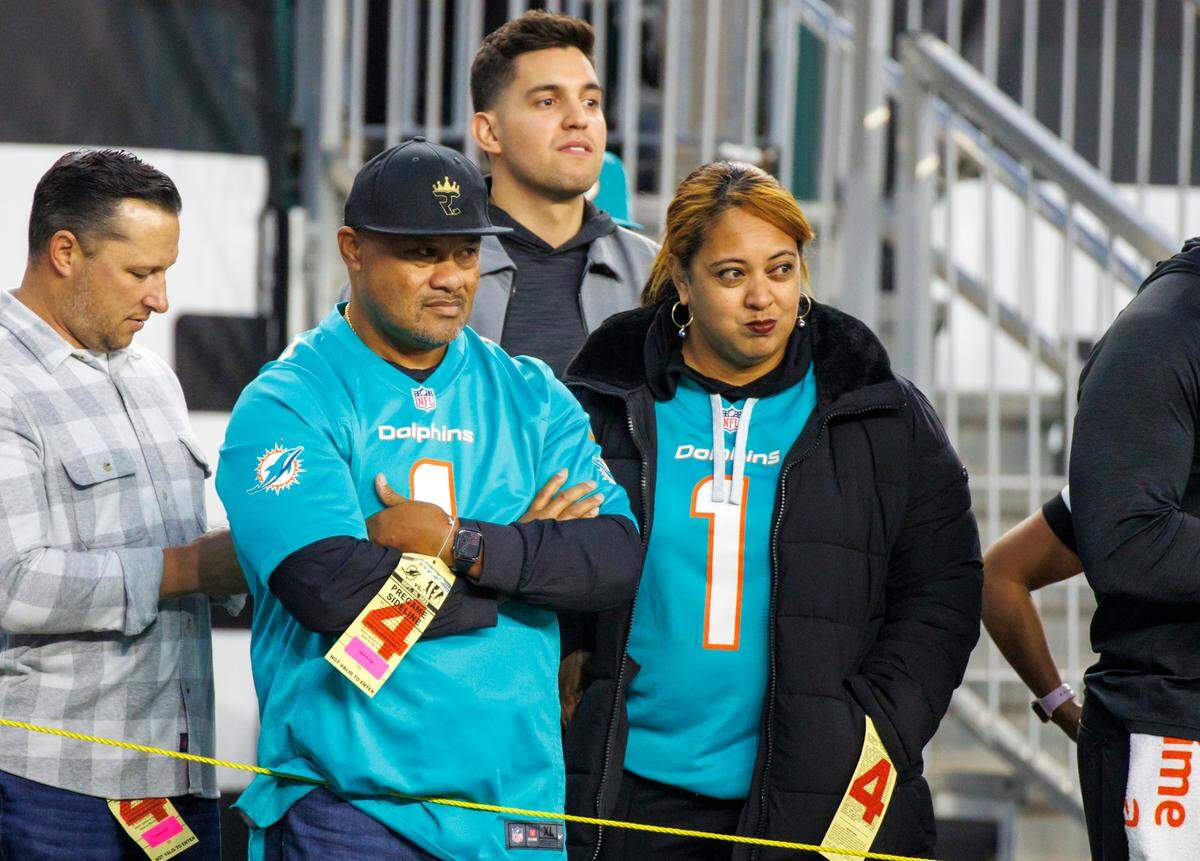 Galu y Diane, padres del quarterback de los Miami Dolphins, Tua Tagovailoa, miran desde la banda durante los calentamientos previos al inicio de un partido de football de la NFL en el estadio Paycor el jueves 29 de septiembre de 2022, en Cincinnati, Ohio.