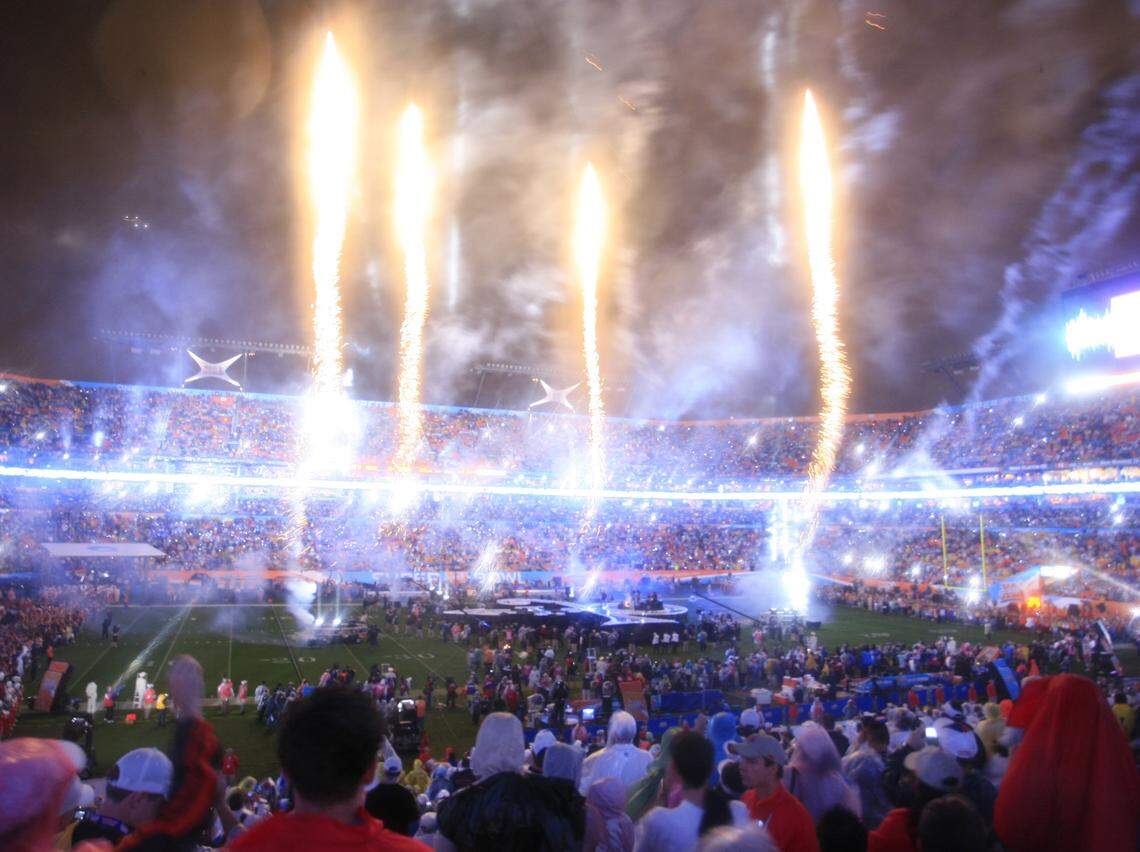 FOR SPORTS -- 2/4/2007 -- SUPER BOWL XLI -- MIAMI HERALD STAFF PHOTO BY CHUCK FADELY Prince performs in the halftime show during Super Bowl XLI.