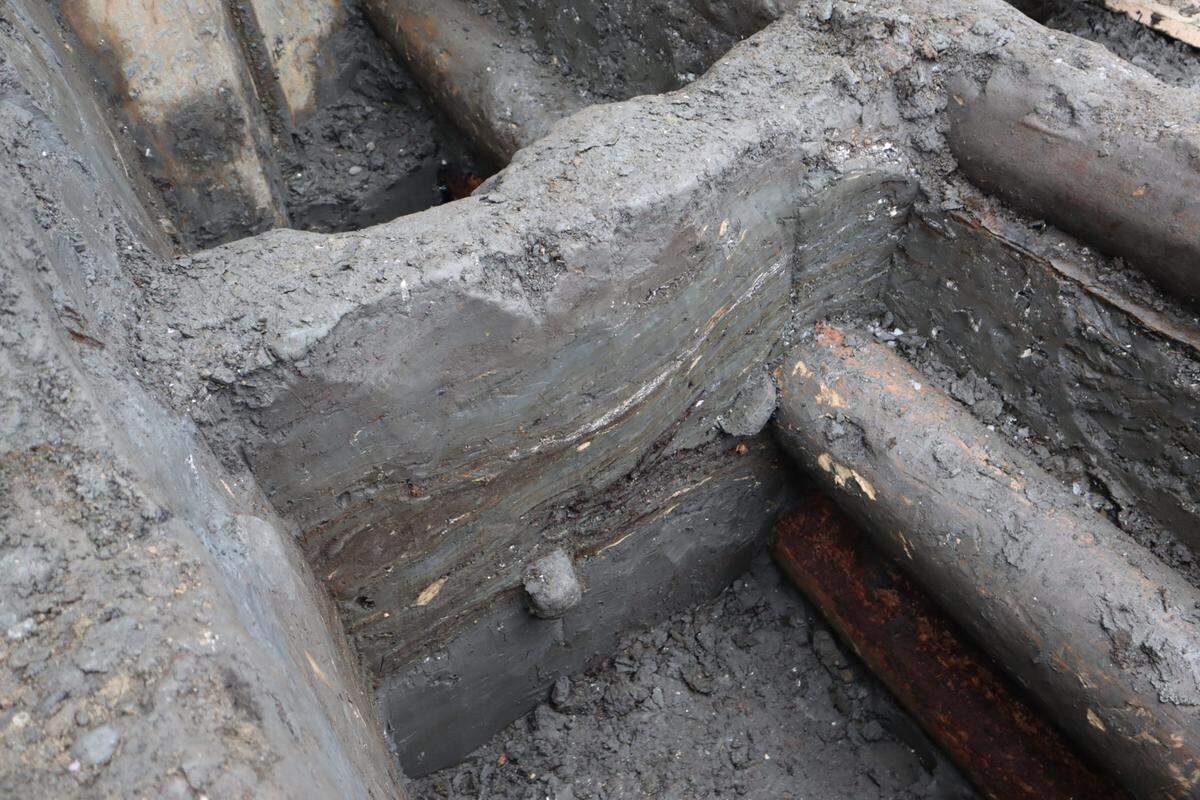A close-up photo of the accumulated layers of clay.