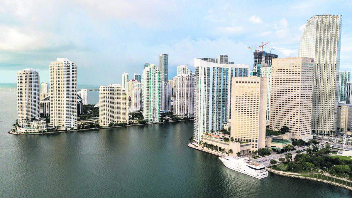 El descontrolado mercado inmobiliario del sur de la Florida está mostrando señales de desaceleración. Sin embargo, la región sigue luchando con una crisis de asequibilidad de la vivienda. Imagen del downtown de Miami en mayo de 2021.