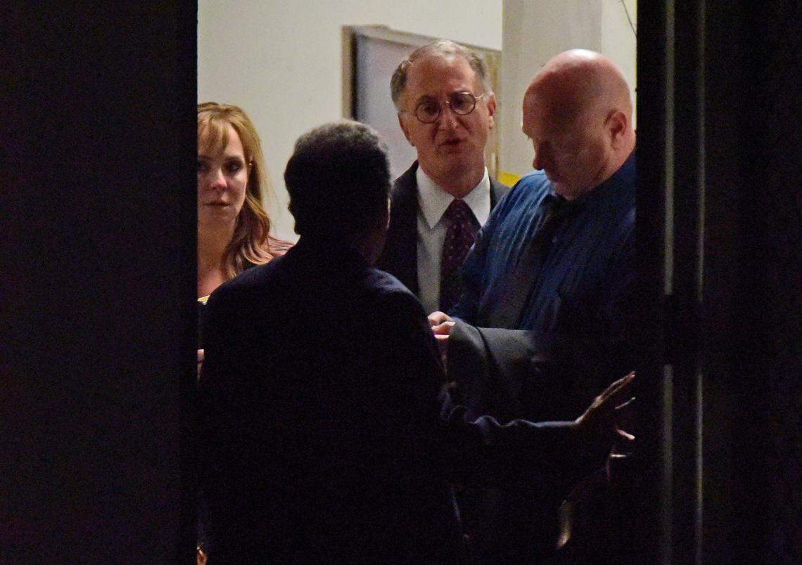 Bruce Reinhart, segundo desde la derecha, con el oficial de policía de Boynton Beach, Michael Brown, en el edificio federal Paul G. Rogers y el tribunal de los EEUU.