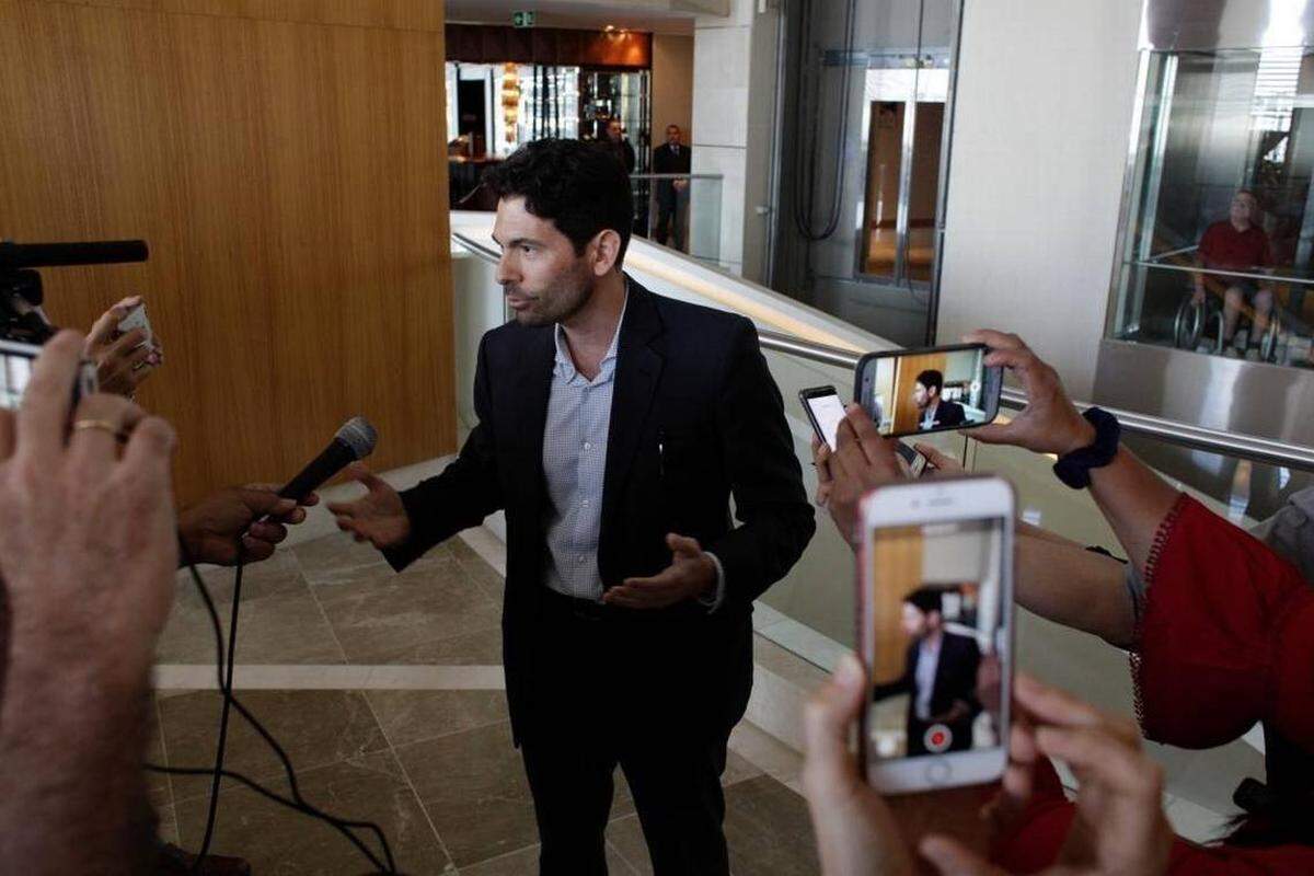 Orestes Fintiklis, gerente del fondo de capital privado Ithaca Capital, con sede en Miami, habla con la prensa en el vestíbulo del Trump Ocean Club International Hotel and Tower en Ciudad de Panamá, el lunes 5 de marzo de 2018. Escoltado por policías y un funcionario judicial panameño, el dueño del hotel de Trump en la Ciudad de Panamá tomó el control de la propiedad. Un equipo de funcionarios de seguridad de Trump se retiró.