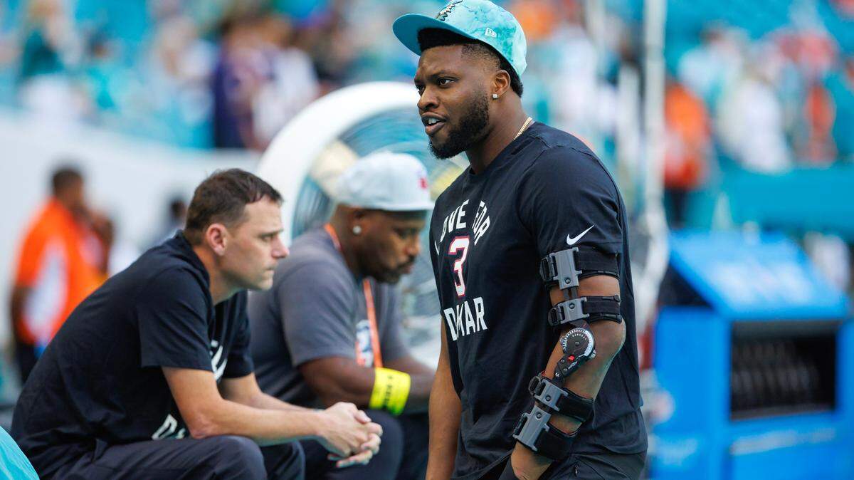 Miami Dolphins defensive end Emmanuel Ogbah (91) looks on during pregame warmups before the start of an NFL football game against the New York Jets at Hard Rock Stadium on Sunday, January 8, 2023 in Miami Gardens, Florida.