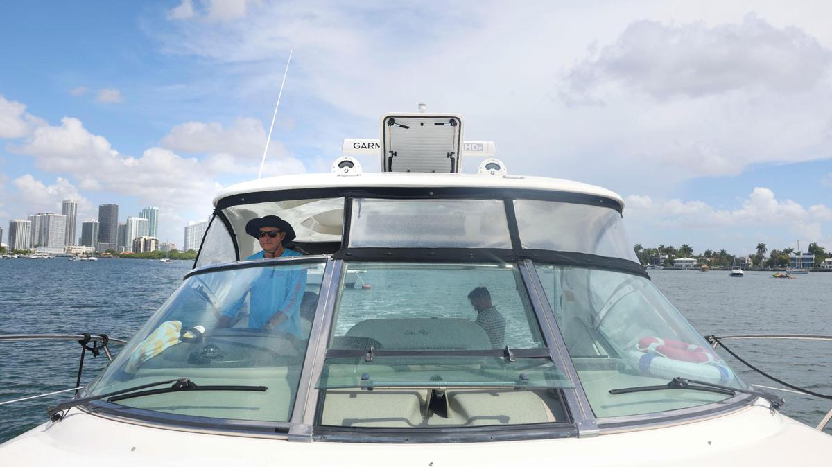 Daniel Olsak, propietario de una embarcación y usuario de Click&Boat, es capitán de su barco durante un recorrido el jueves 21 de julio de 2022, con la empresa de alquiler de barcos Click & Boat. Click&Boat que pretende ser el Airbnb de los alquileres de barcos, poniendo en contacto a propietarios de barcos como Olsak y a pequeñas empresas charter con personas que quieran alquilarlos.