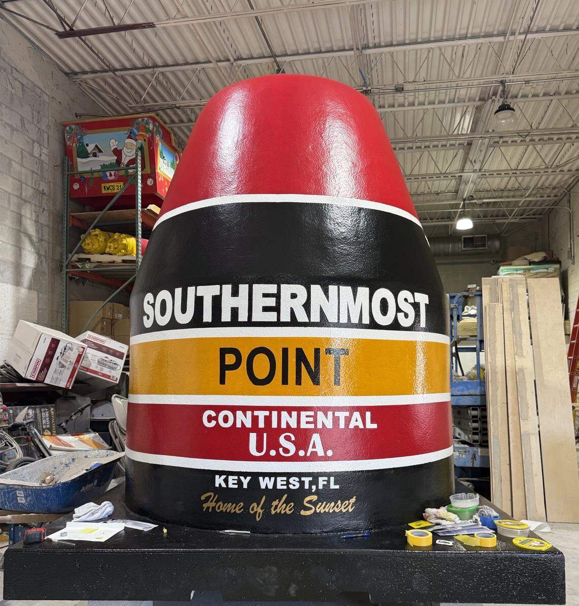 Una toma del progreso de una réplica de la boya dentro de un espacio de trabajo en mayo de 2025. Esta boya temporal se ubicará en Duval Street Pocket Park mientras los terrenos donde se encuentra la original a una cuadra de distancia se someten a reparaciones a fines del verano o principios del otoño de 2025.