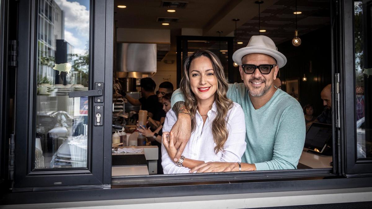 Rosa Romero y Daniel Figueredo en la ventanita de su restaurante Sanguich de Miami en la Calle Ocho. Están planeando una ampliación que incluirá nuevos locales en Coral Gables y Bayside Marketplace.