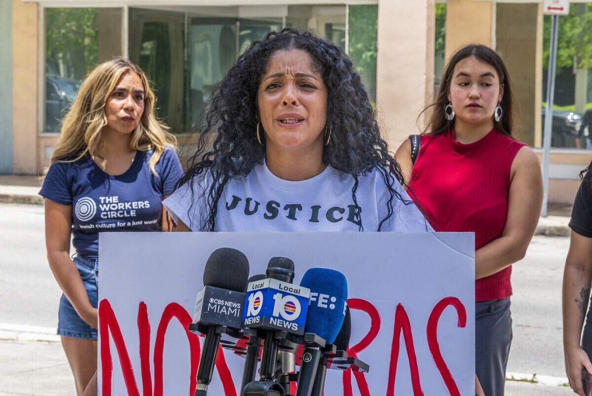 Anisley Cortez, esposa del migrante cubano Noslen Cendra Gonzalez, habla durante una conferencia de prensa frente al Federal Detention Center (FDC) en el centro de Miami donde está detenido, para pedir su liberación, el miércoles 15 de julio de 2026.