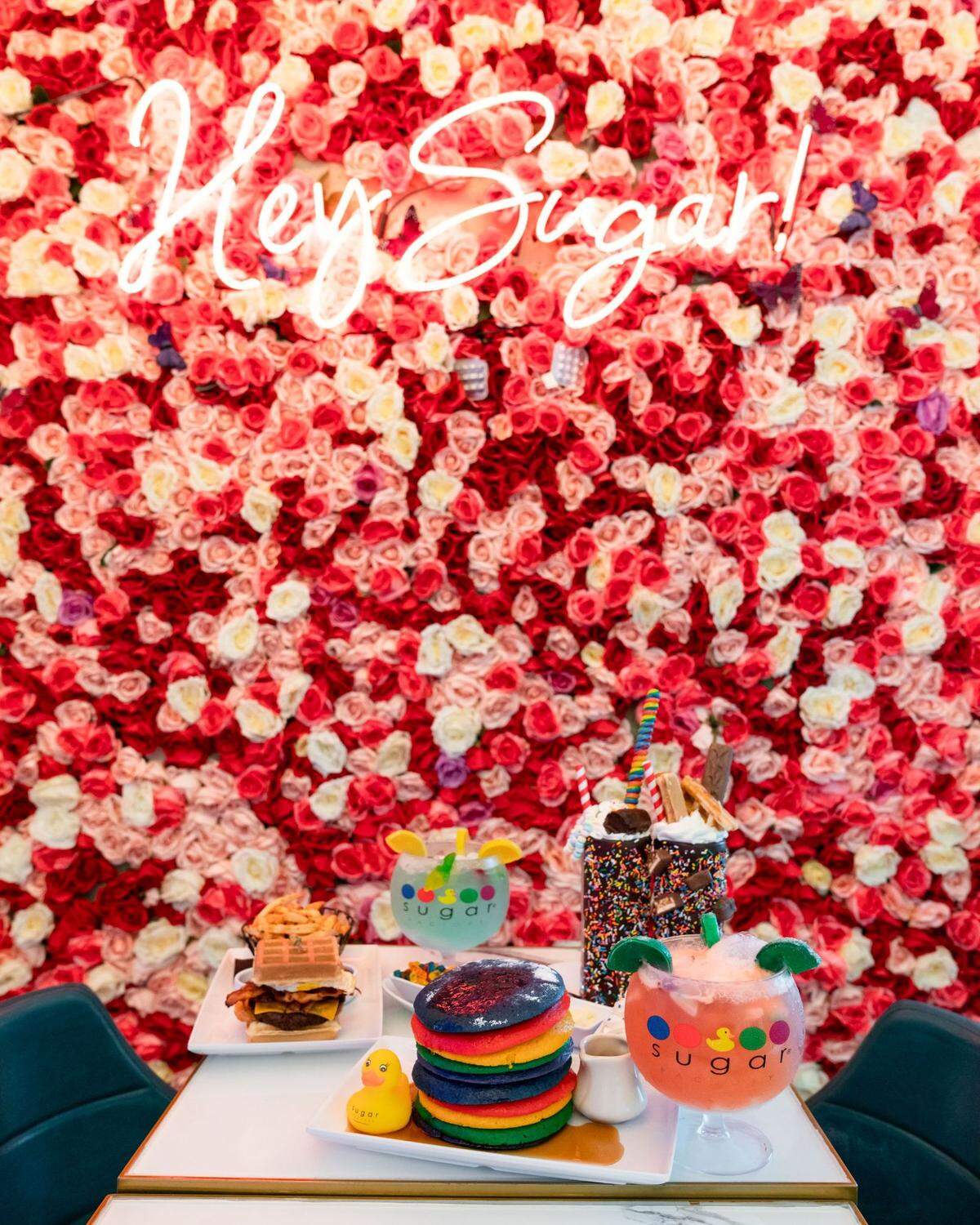 El famoso muro de flores de Sugar Factory está aquí para su placer de publicar en Instagram.