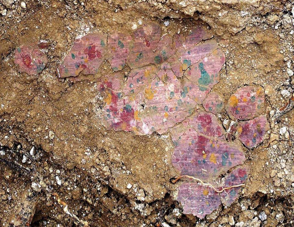 Ancient paint pieces were found at the bottom of the cellar.