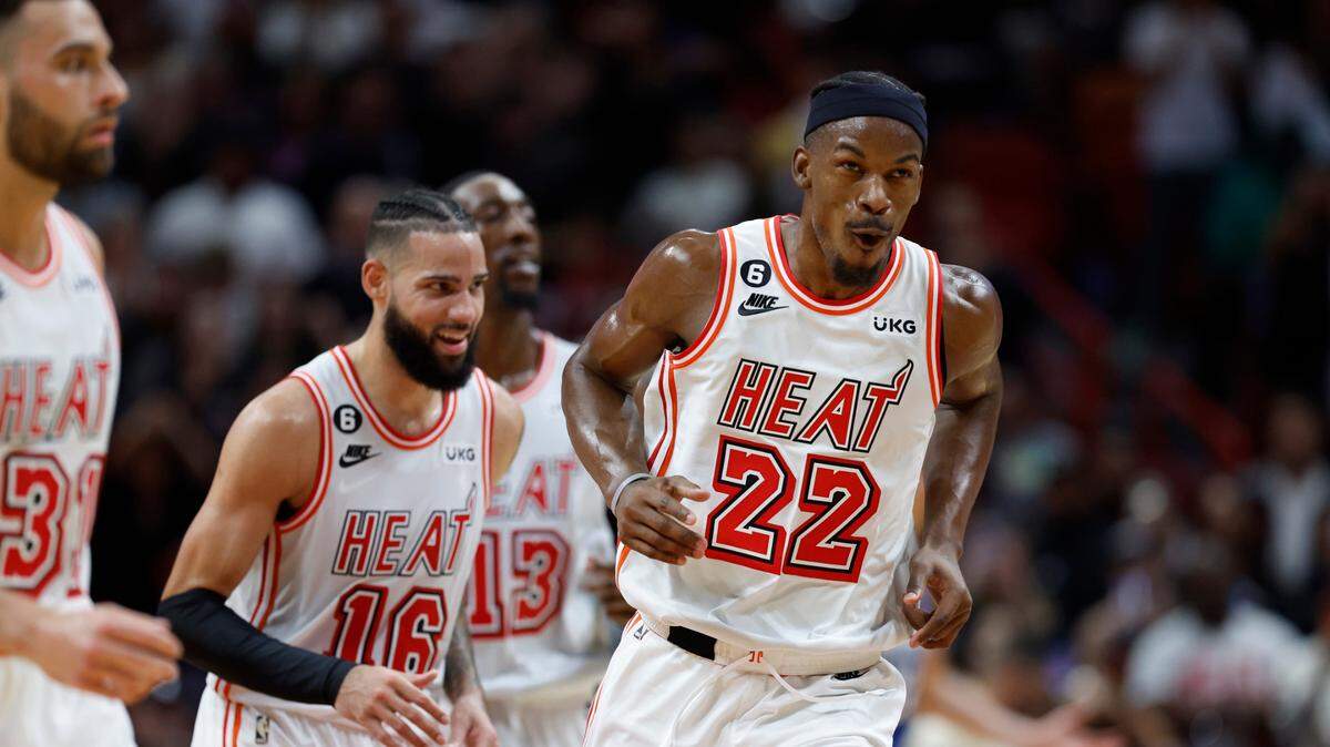 El delantero del Miami Heat, Jimmy Butler (22), celebra tras anotar una canasta contra el Orlando Magic en el último cuarto en el Miami-Dade Arena de Miami el viernes 27 de enero de 2023.
