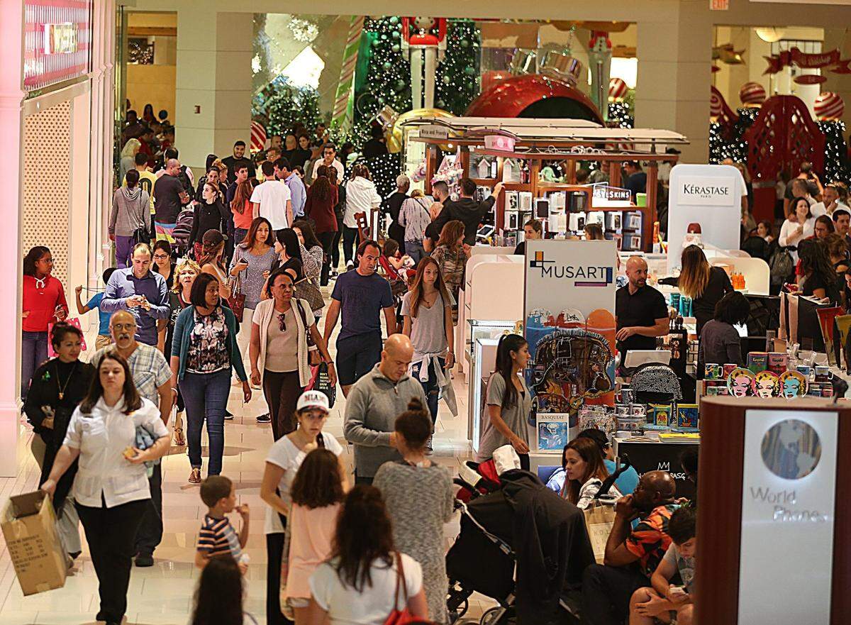 Shoppers at the Aventura Mall before Christmas in 2016.