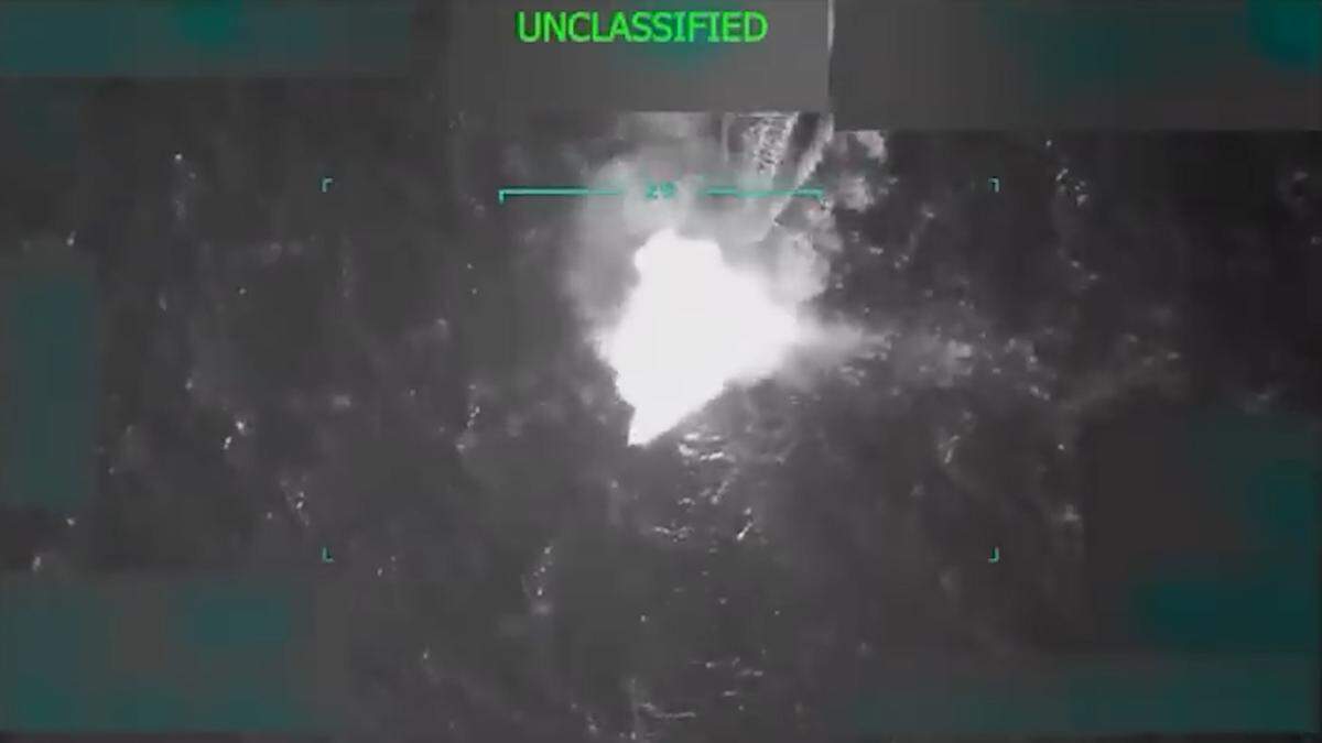 Un video militar estadounidense, divulgado por el Departamento de Defensa, muestra un ataque de precisión que destruye una embarcación de alta velocidad dedicada al narcotráfico en aguas internacionales, el 2 de septiembre de 2025. Las imágenes, luego compartidas por Trump en Truth Social, fueron descritas como dirigidas contra la organización criminal Tren de Aragua, en medio del despliegue naval de EEUU en el Caribe.