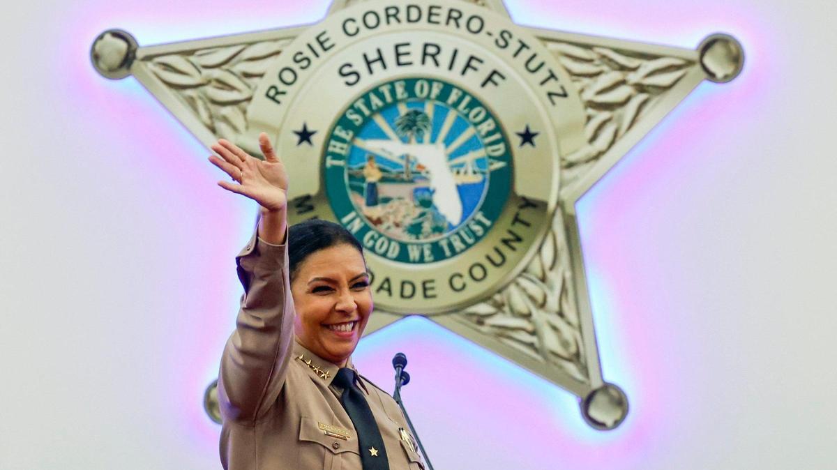 EL 7 de enero, Rosie Cordero-Stutz llegó a su ceremonia de juramentación. Es la primera mujer Hispana elegida para el nuevo cargo. de sheriff.