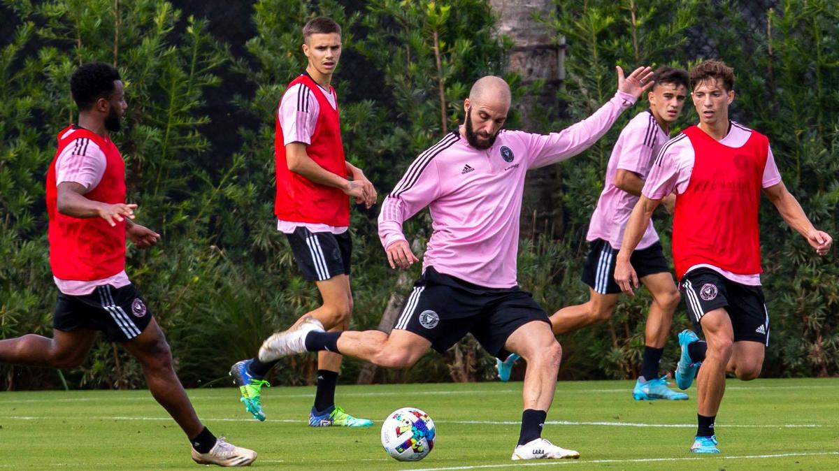 El delantero del Inter Miami CF, Gonzalo Higuaín, golpea la pelota durante el campamento de entrenamiento en el Centro de Entrenamiento del Inter Miami CF en Fort Lauderdale, Florida, el jueves 20 de enero de 2022.