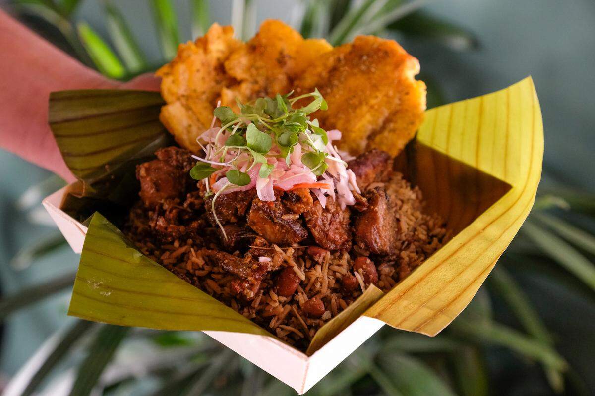 El restaurante Manjay sirve sabrosa comida Jamaiquina a la par de otras influencias caribeñas.