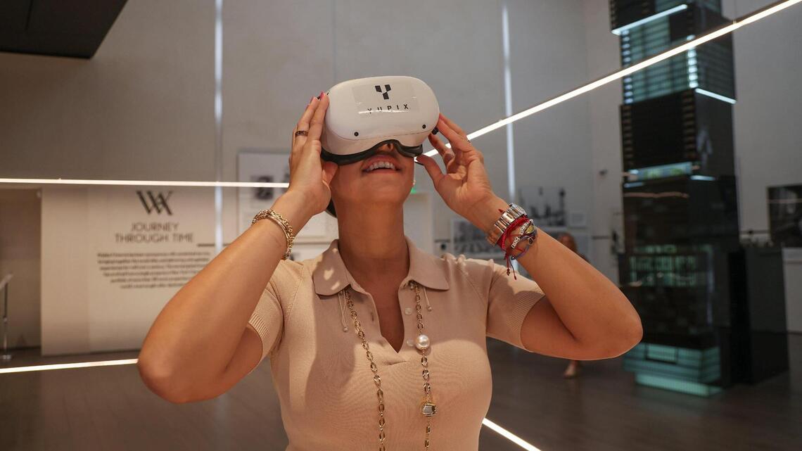 Compradores de condos de lujo en Miami usan la realidad virtual para ver y sentir los rascacielos terminados
