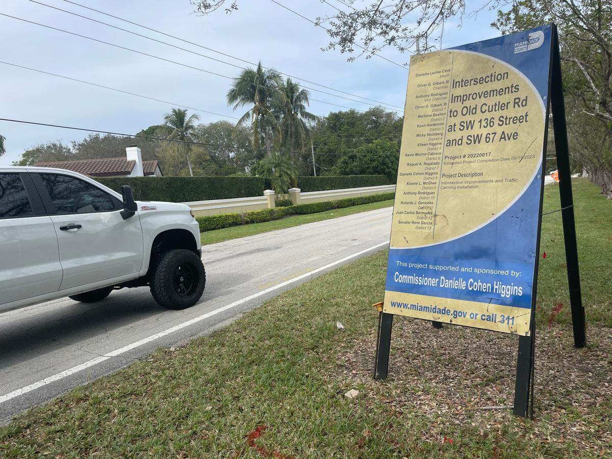 Un cartel promocionando una futura glorieta planeada por el Condado Miami-Dade en la intersección de Old Cutler Road y Southwest 67 Avenue. Los vecinos cercanos están demandando al condado para bloquear la glorieta.