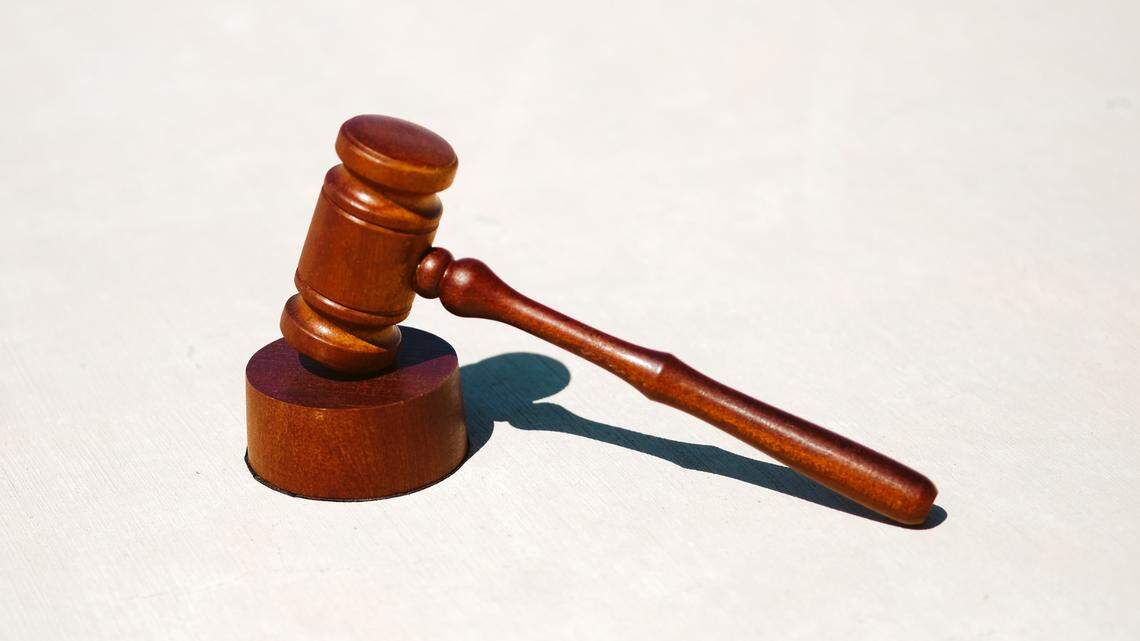 A moving company threatened customers who wrote bad reviews online, a lawsuit says.