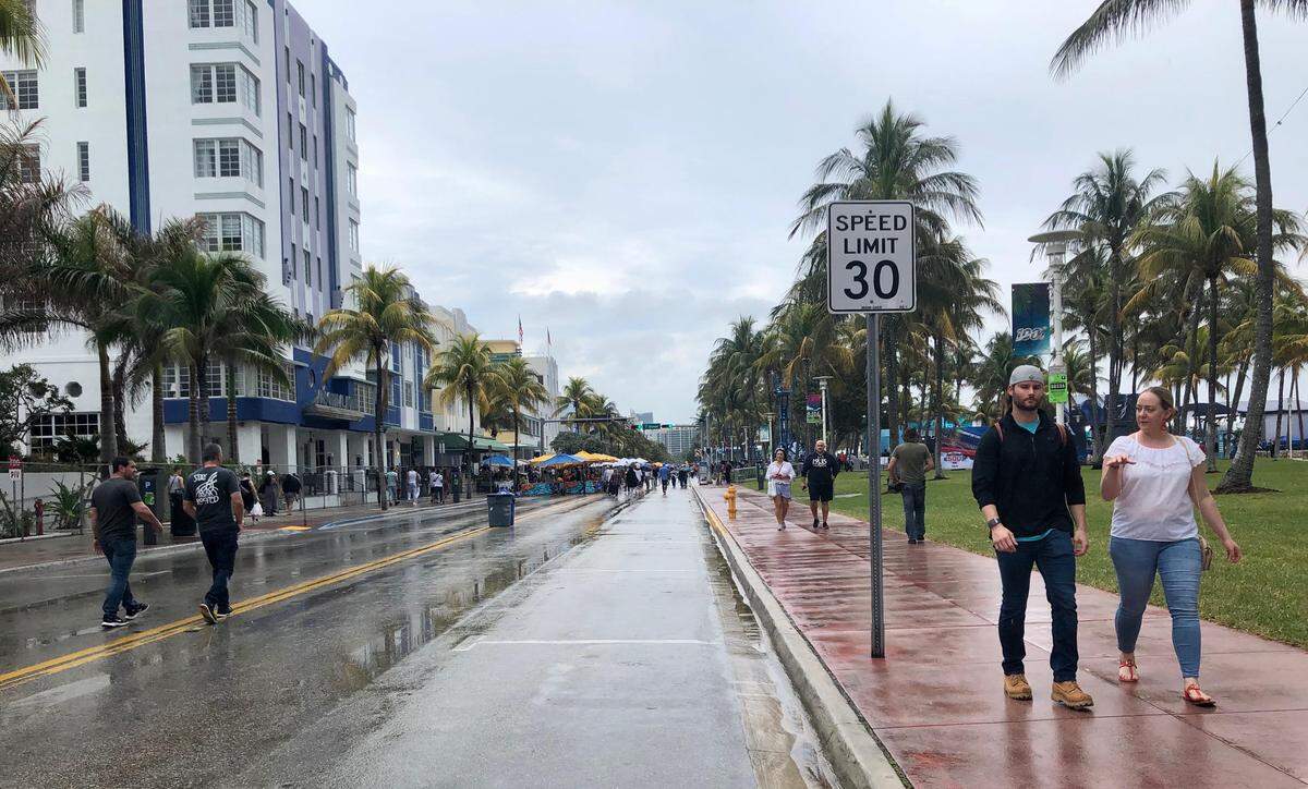 Light rain showers forced people off Ocean Drive just after 2 p.m. in Miami Beach on Saturday — and just a little more than 24 hours before the Big Game was scheduled to start in Miami Gardens.