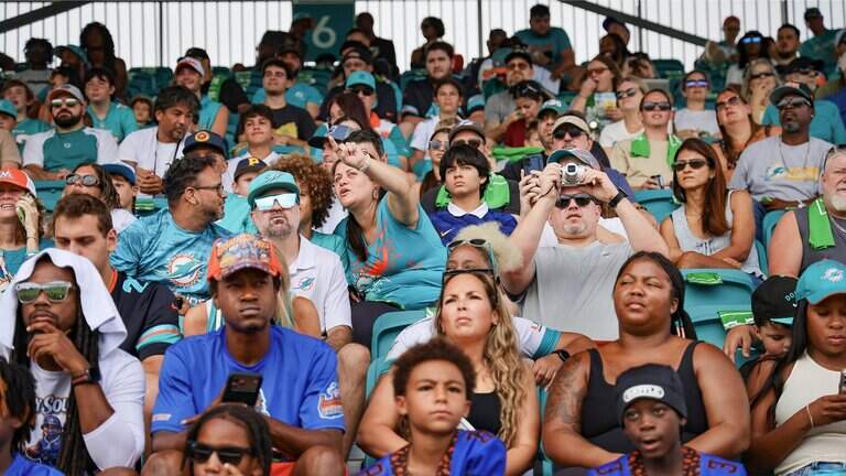 Photo Gallery: Miami Dolphins fans enjoy Sunday Training Camp