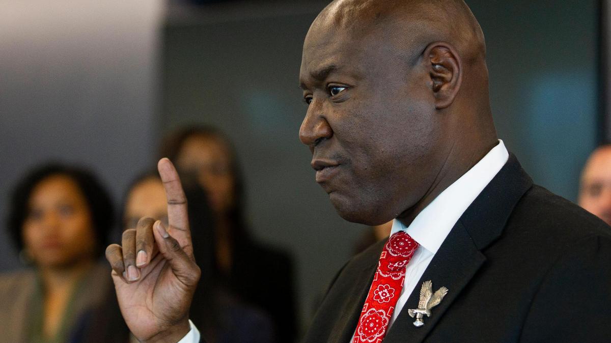 El abogado Benjamin Crump habla durante una conferencia de prensa celebrada para instar al presidente Joe Biden a nominar a una jueza negra para reemplazar a la jueza Marcia Cook, fallecida este año, en Carlton Fields, el martes 27 de junio de 2023, en Miami, Florida.
