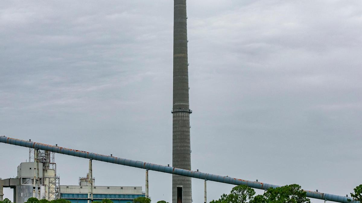 La propuesta, en parte, establecería nuevos estándares de contaminación para las centrales eléctricas alimentadas por gas natural y carbón, a la vez que adoptaría medidas para cambiar hacia una tecnología más limpia, como un tipo de combustible conocido como hidrógeno verde. Esta es una vista de la última central eléctrica de carbón de Florida Power & Light en Indiantown, el 16 de junio de 2021.