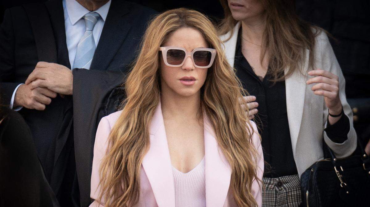 Singer Shakira (2l) with her lawyers, Pau Molins (1l), Miriam Company (1r), on her arrival at the Audiencia Nacional on the day her trial begins, on November 20, 2023, in Barcelona, Catalonia, Spain. Shakira’s trial for allegedly defrauding the tax authorities of 14.5 million euros begins today. The court expects the trial to last for 12 sessions spaced from Monday, November 20 until Thursday, December 14, where 117 witnesses and eight experts will be called to testify and answer questions from the defense and the prosecution, the State Attorney’s Office and the Generalitat. Among the witnesses summoned are workers who attended Shakira in Barcelona in beauty salons, hairdressers, bars, hotels and restaurants, and other employees such as her personal driver, two gynecologists, her zumba and fitness teachers and her stylist, as well as Shakira’s neighbors or doormen, among others. The artist is facing a request for a sentence of eight years and two months in prison, after allegedly committing six crimes against the Treasury between 2012 and 2014, and in addition to the prison sentence the Prosecutor’s Office demands to fine the artist with 23.8 million euros. Photo by Europa Press/Abaca/Sipa USA