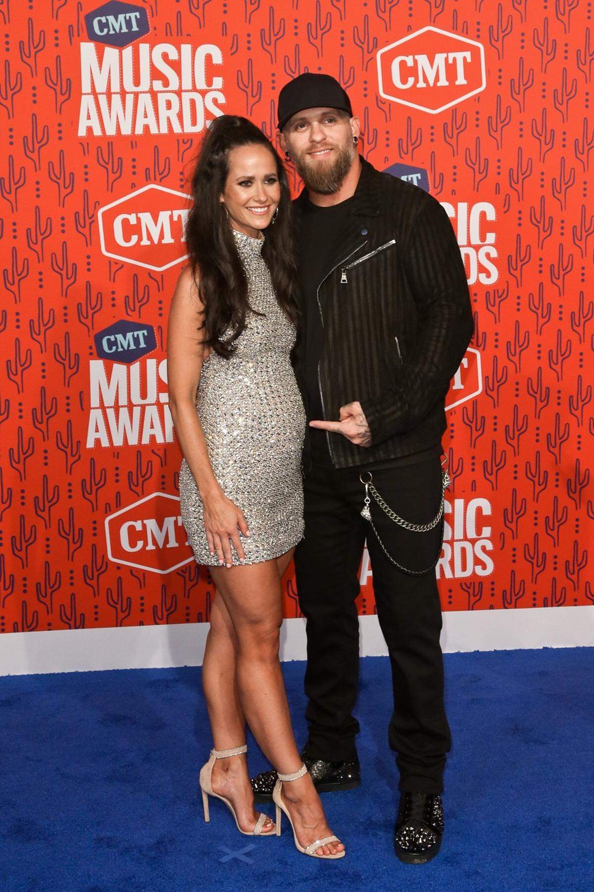 brantley gilbert with pregnant wife amber at cmt music awards