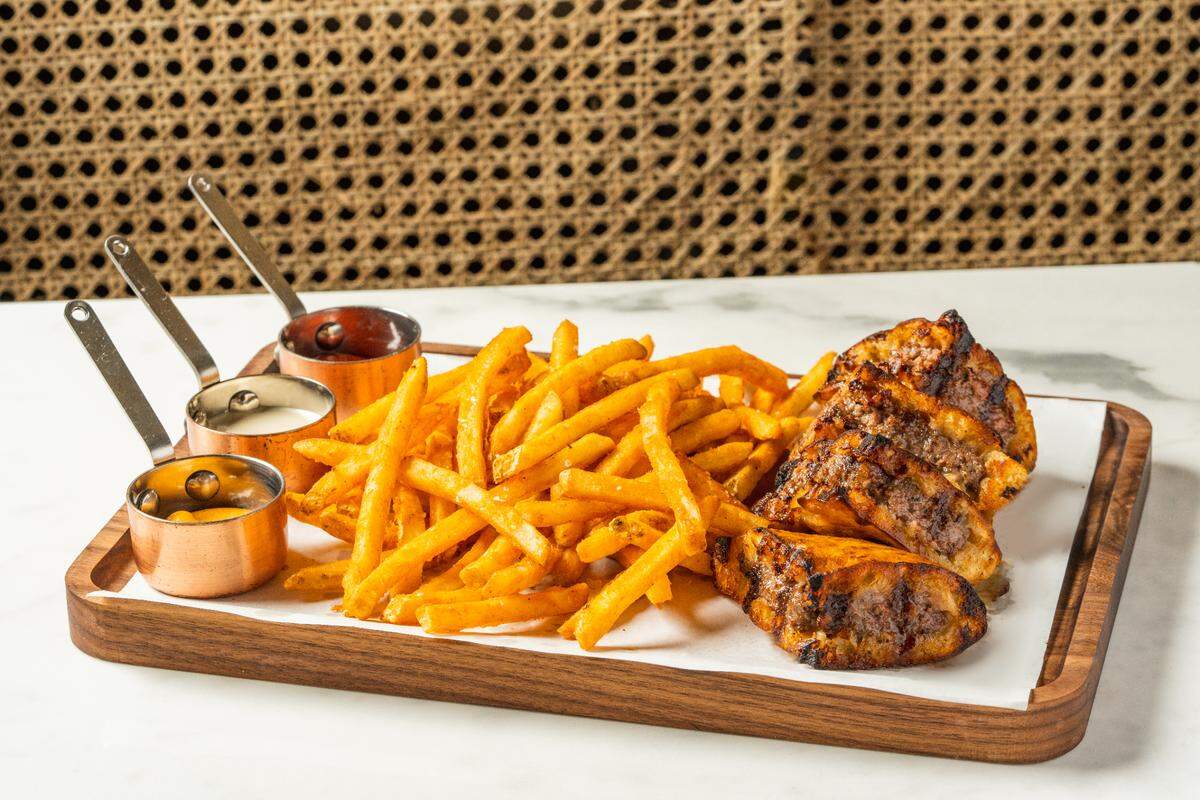 Motek’s Arayes burger, served on pita, won the People’s Choice Award at the South Beach Wine & Food Festival’s Burger Bash in 2022 and 2023.
