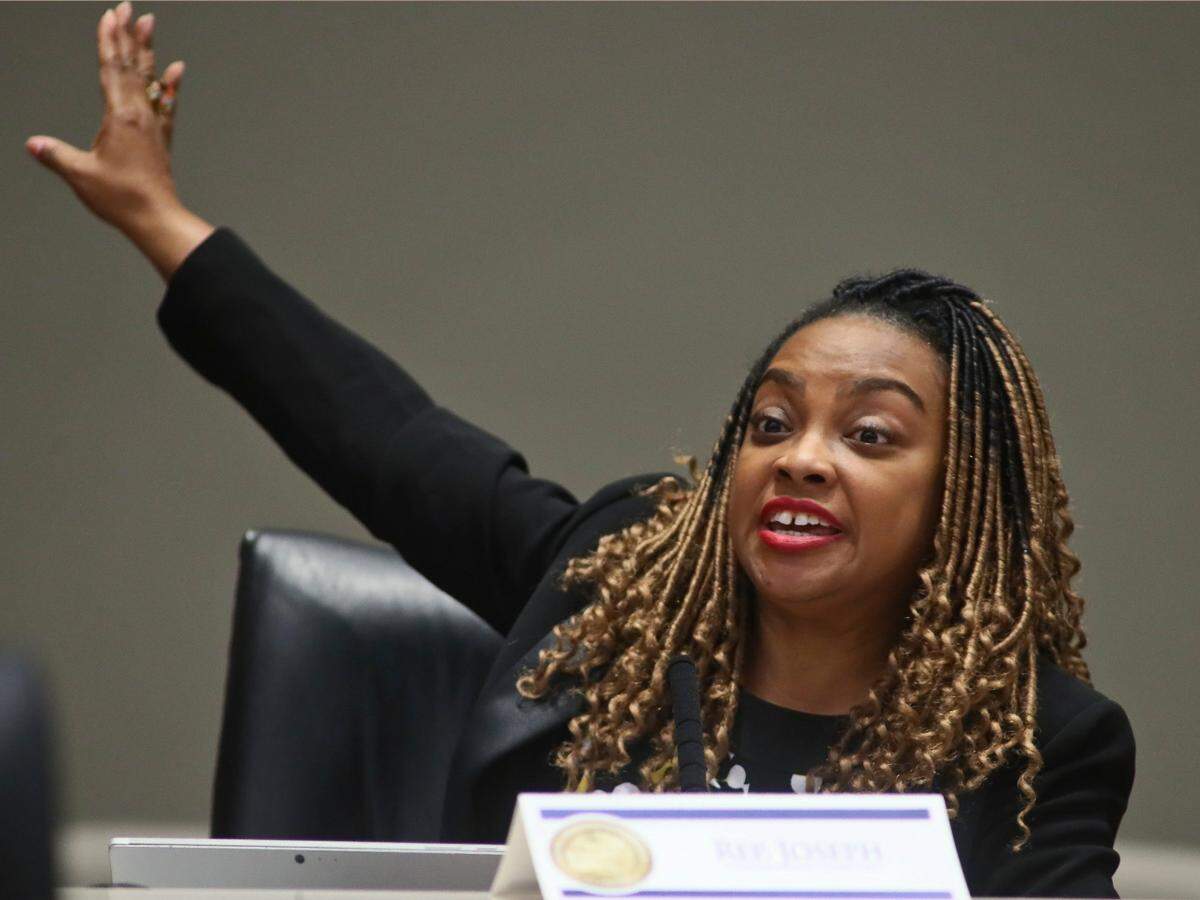 La representante Dotie Joseph, demócrata de North Miami, argumenta a favor de su enmienda a un proyecto de ley sobre el transporte de migrantes durante una reunión de la Comisión de Asignaciones, el lunes, 6 de febrero 2023, en el Knott Building en el Capitolio en Tallahassee, Fla. La enmienda fue derrotada.