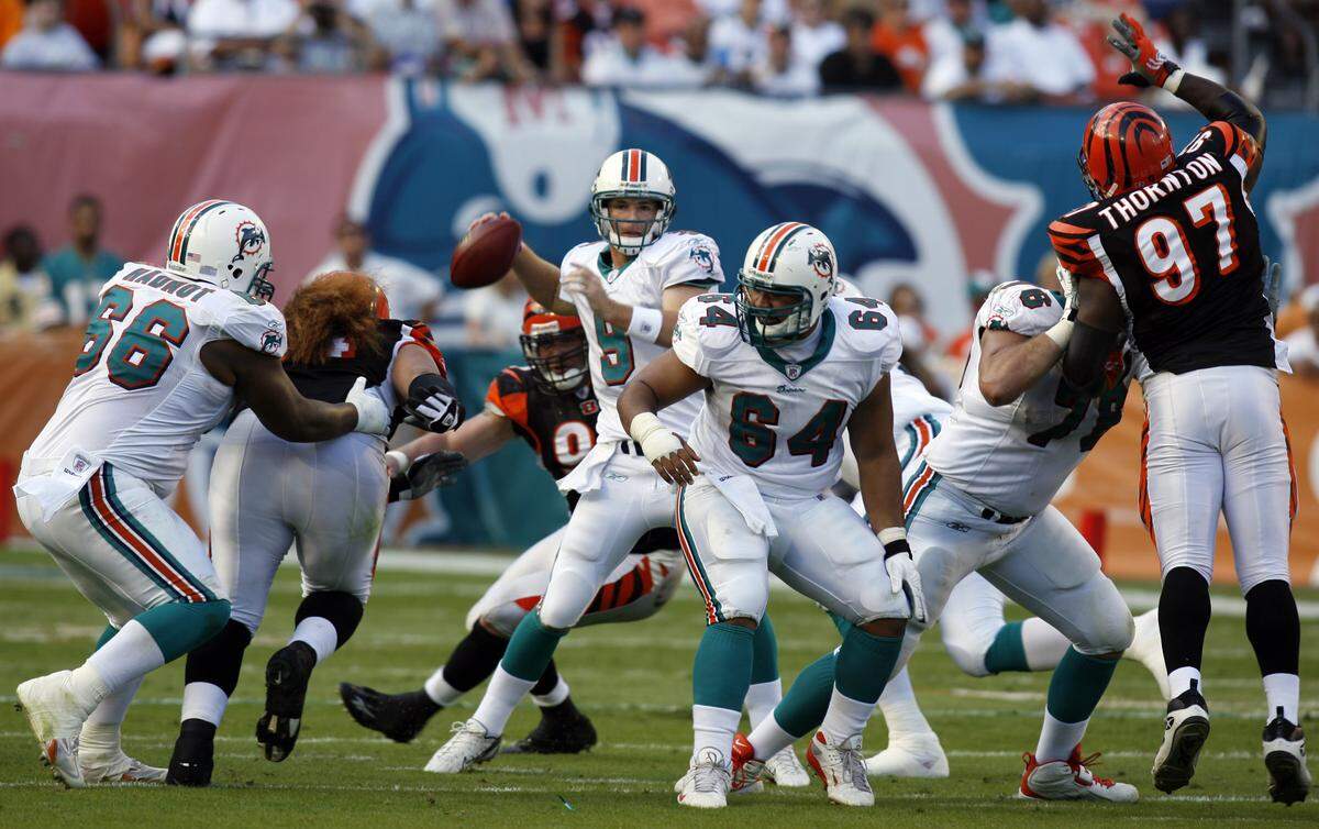 Dolphins quarterback John Beck steps back to throw as linemen Rex Hadnot (66), Samson Satele (64) and Chris Liwienski (76) block during third quarter against the Bengals on Dec. 30, 2007. Beck threw an incomplete pass on the play.