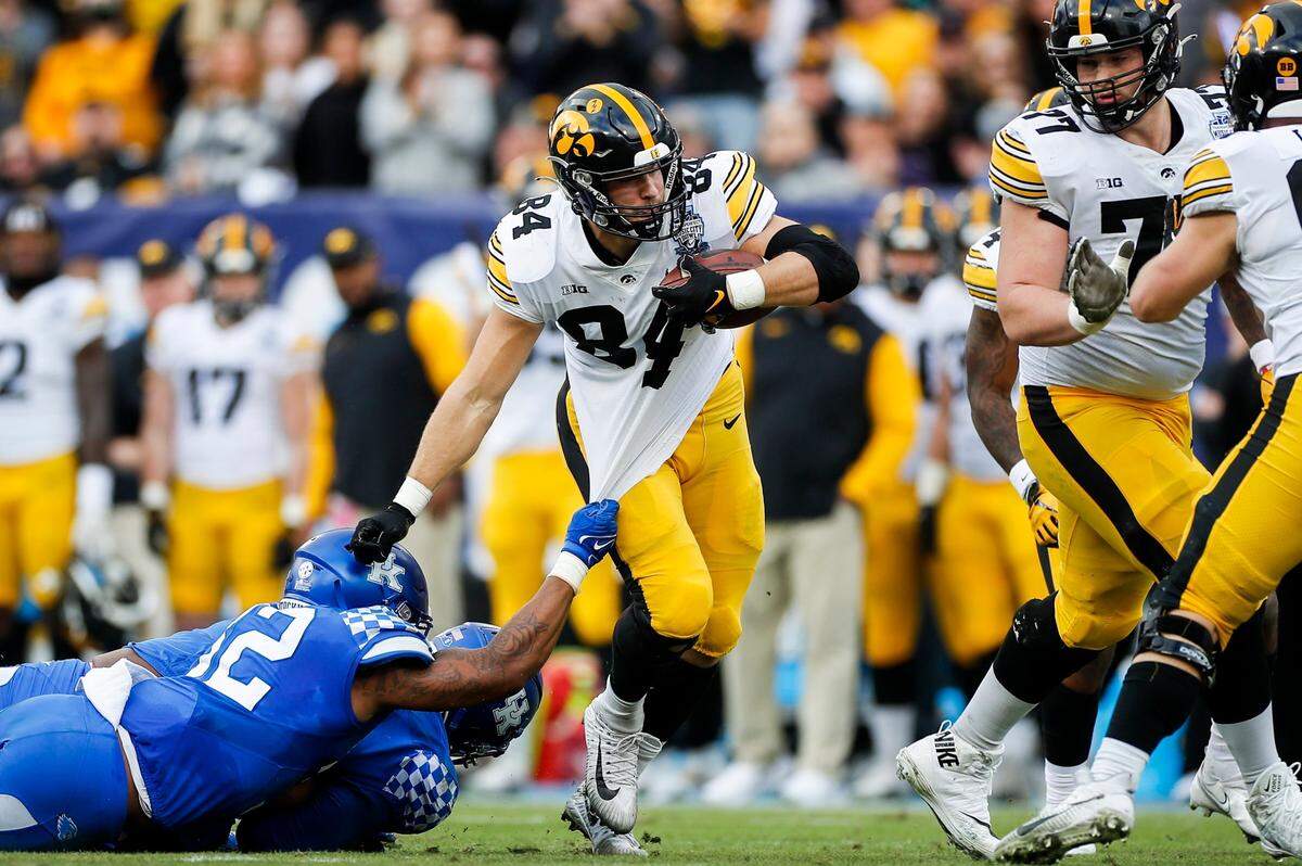 Iowa Hawkeyes tight end Sam LaPorta (84) runs the ball against the Kentucky Wildcats during the TransPerfect Music City Bowl in Nashville, Tn., Saturday, December 31, 2022.