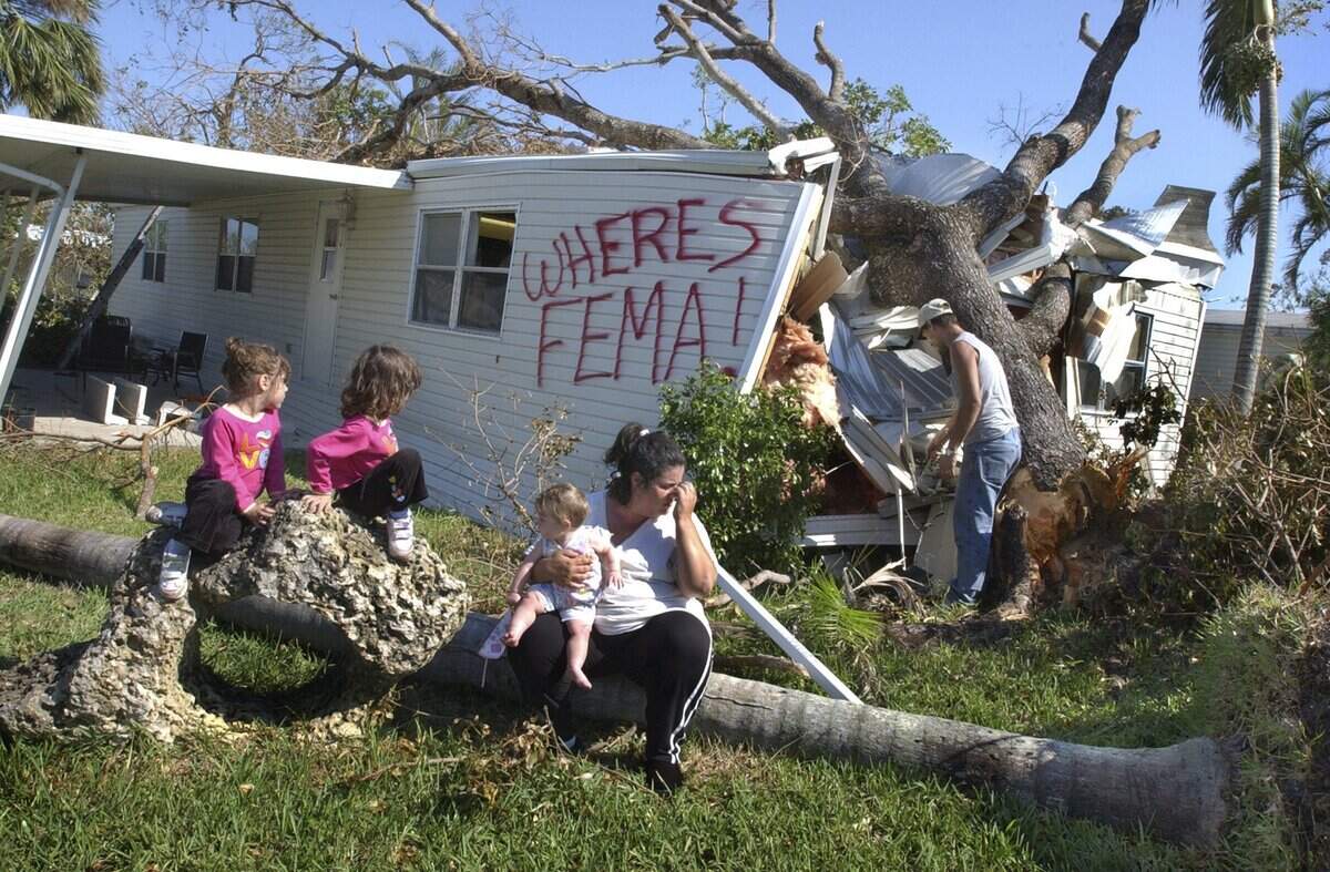 Tras el paso del huracán Wilma por el sur de Florida, la familia Sency intenta sobrellevar estar aislada de sus empleos y de los elementos esenciales para la vida.