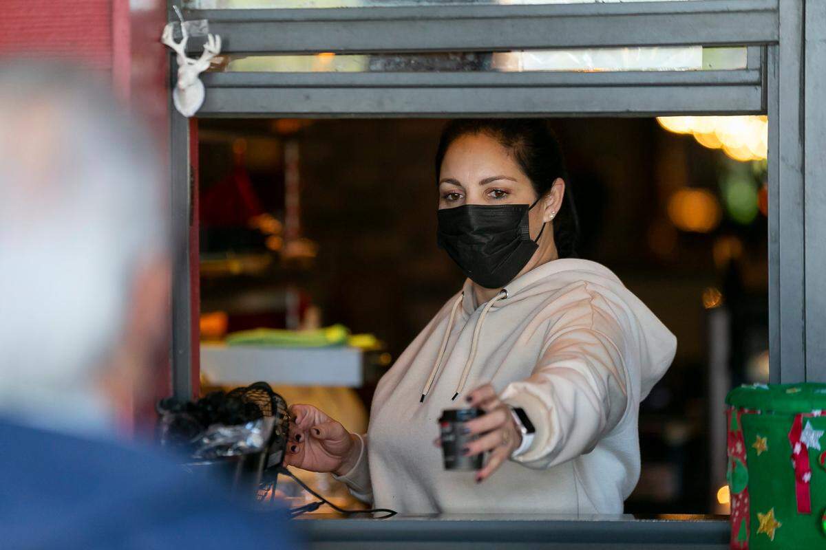 Yamirys Amador prepara el café en el restaurante Sergio’s en Pembroke Pines. MATIAS J. OCNER mocner@miamiherald.com