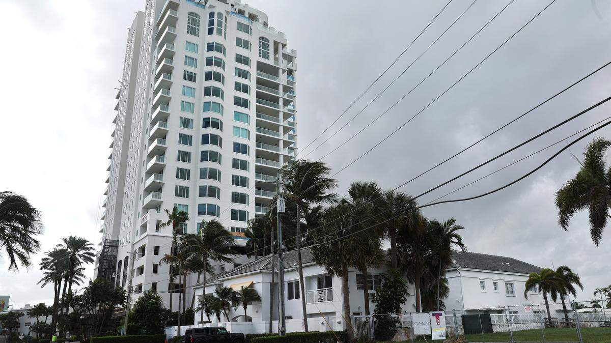 A two-story residential building at 3049  Harbor Drive would be replaced by a new 21-story tower on the barrier  island in Fort Lauderdale. The parcel sits north of the 23-story  Harbourage Place condo tower. (Carline Jean/South Florida Sun Sentinel)