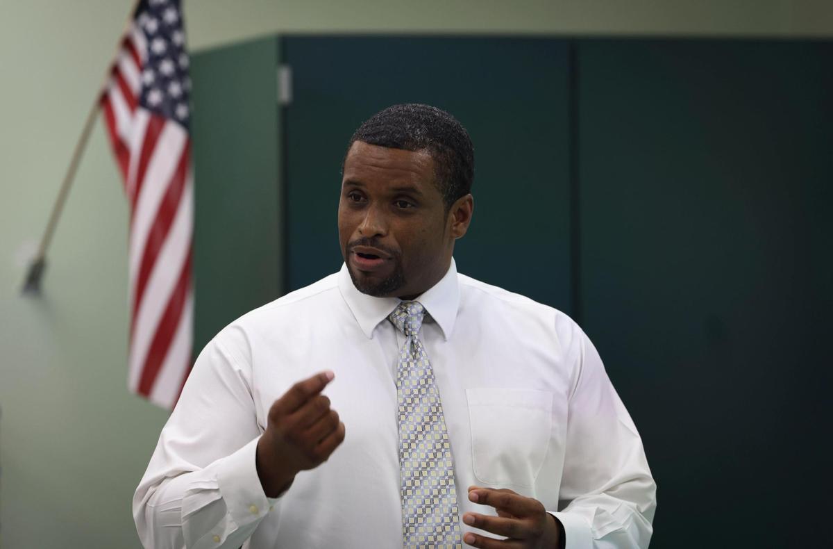 Don Clerveaux imparte una clase de Ciencias en la Primaria Phyllis Ruth Miller el miércoles 25 de enero de 2023, en Miami. Clerveaux es uno de los cuatro finalistas para el título de Maestro del Año Francisco R. Walker de 2024 de las Escuelas Públicas de Miami-Dade. Representa a la región central del distrito.