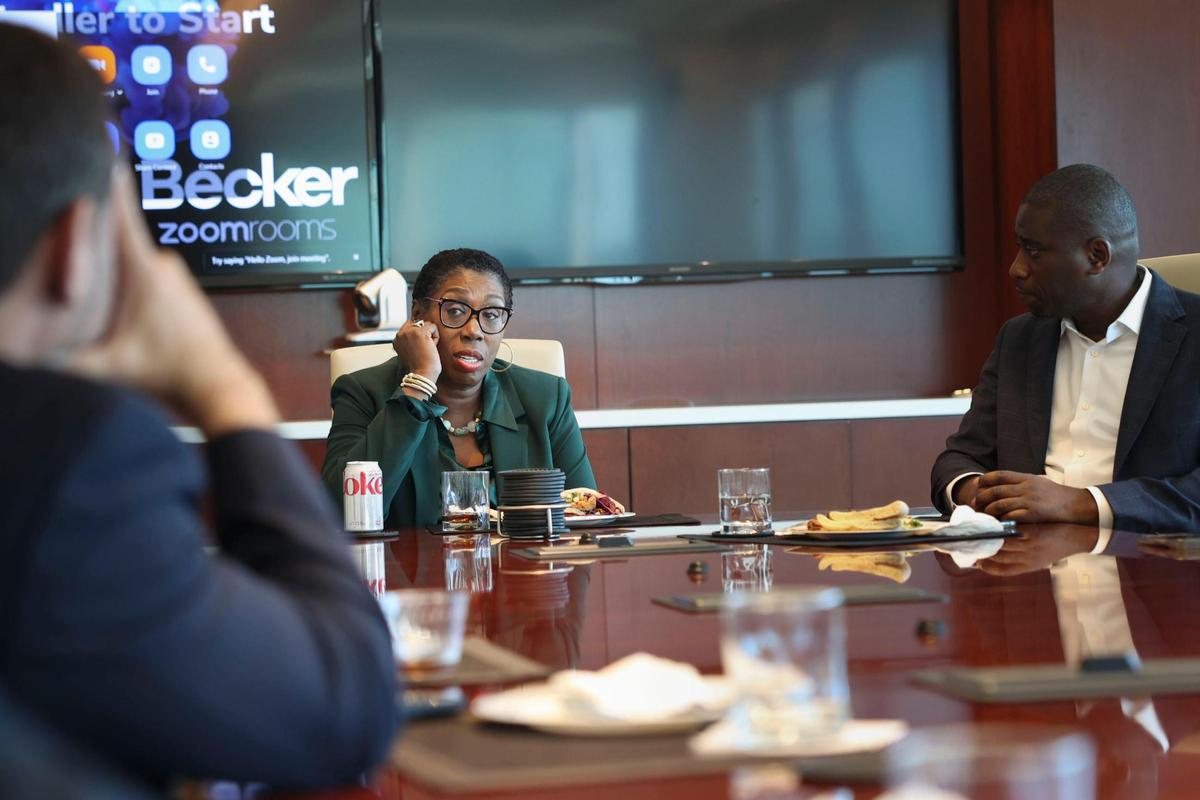 Yolanda Cash Jackson, la primera presidenta afroamericana del Miami-Dade Beacon Council, en el centro, habla a un grupo en una sala de conferencias del bufete Becker, en el centro de Fort Lauderdale.