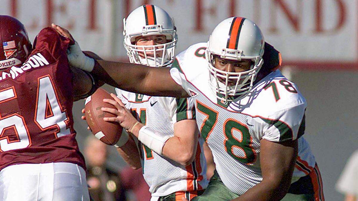 12/01/01 Al Diaz/Herald Staff Photo--Blacksburg, Va.- The University of Miami vs the Virginia Tech Hokies at Lane Stadium on Saturday. UM’s offensive tackle Bryant McKinnie protects Ken Dorsey as the quarterback looks downfield for a receiver in the first quarter.