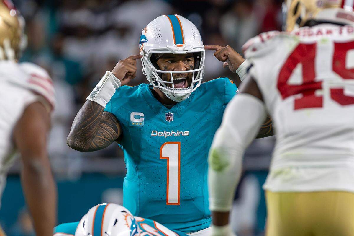 El quarterback de los Dolphins, Tua Tagovailoa, llama a una jugada durante la segunda mitad del partido ante los 49ers de  San Francisco, celebrado el 22 de diciembre de 2024 en el Hard Rock Stadium, en Miami Gardens, Florida.