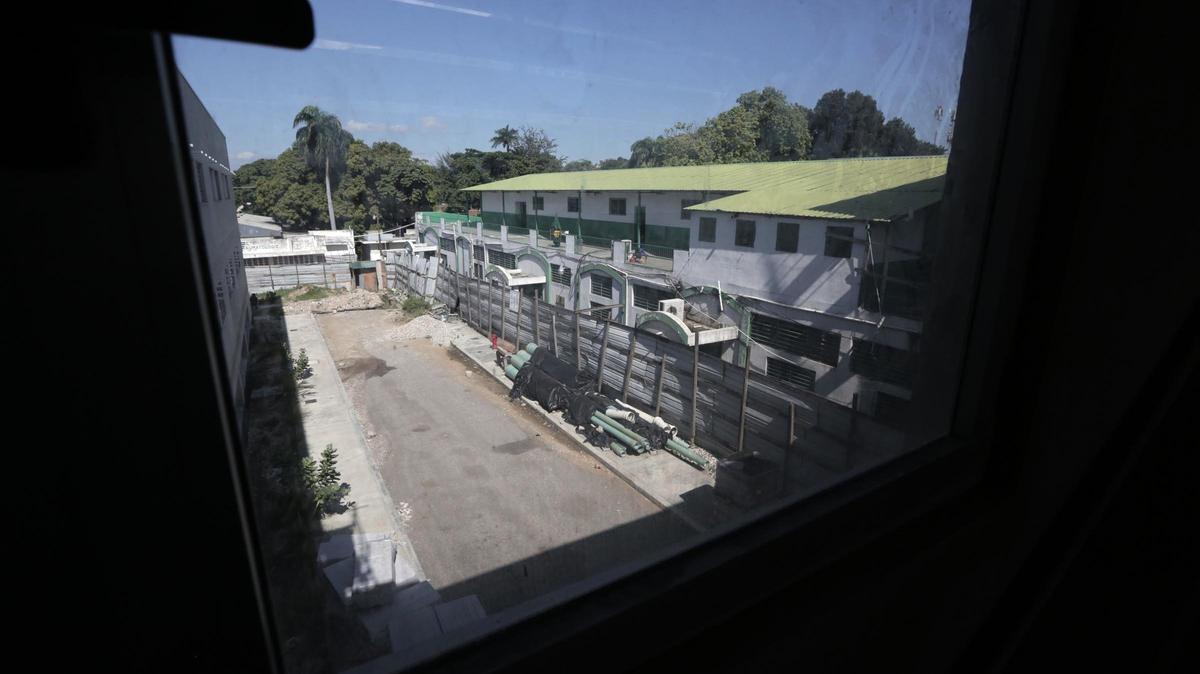 Parte del antiguo Hospital General se ve desde una ventana del nuevo complejo no terminado en el centro de Puerto Príncipe. El nuevo campus hospitalario fue uno de los primeros proyectos aprobados para la reconstrucción de Haití tras el terremoto del 12 de enero de 2010.
