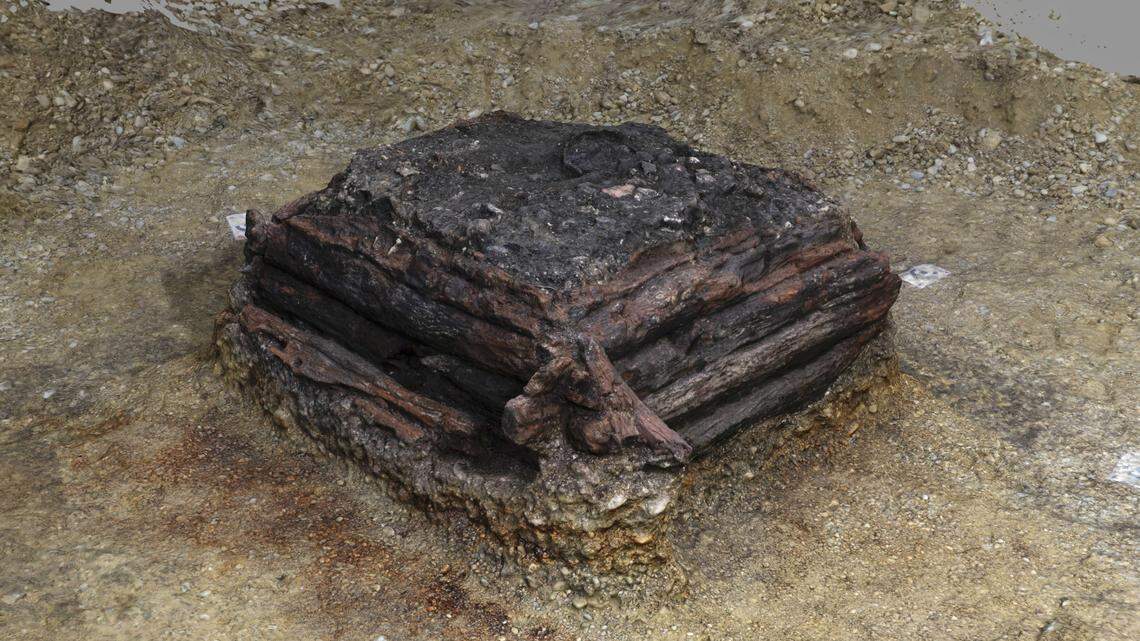 Archaeologists in Germering uncovered a wooden well with over 100 items carefully placed inside as offerings during a drought, photos show.