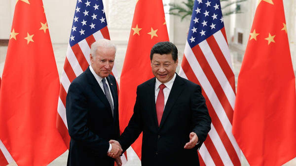 EN El 2013, el presidente chino Xi Jinping le da la mano al entonces vicepresidente Biden dentro del Gran Salón del Pueblo en Beijing.