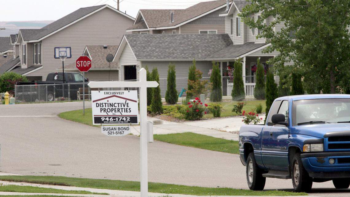 As the government shutdown halts the issuance of new flood insurance plans through the National Flood Insurance Program, Florida officials advise homeowners to turn to private insurance plans.