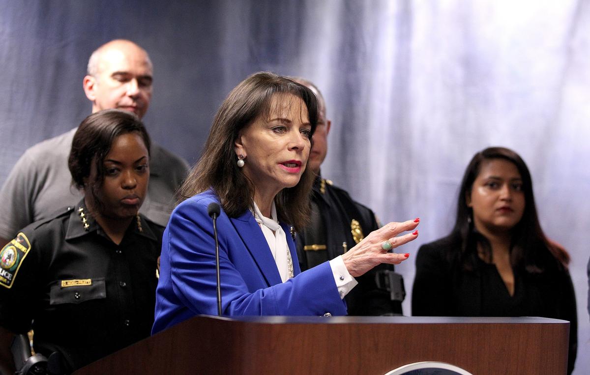 La fiscal estatal de Miami-Dade, Katherine Fernández Rundle, acompañada por miembros de la Oficina contra Tráfico de Personas de ese despacho, anuncia hace unos meses cargos contra miembros de un supuesto grupo dedicado a esa actividad. Fernández Rundle ha hecho del combate al tráfico de persona una prioridad de su despacho.