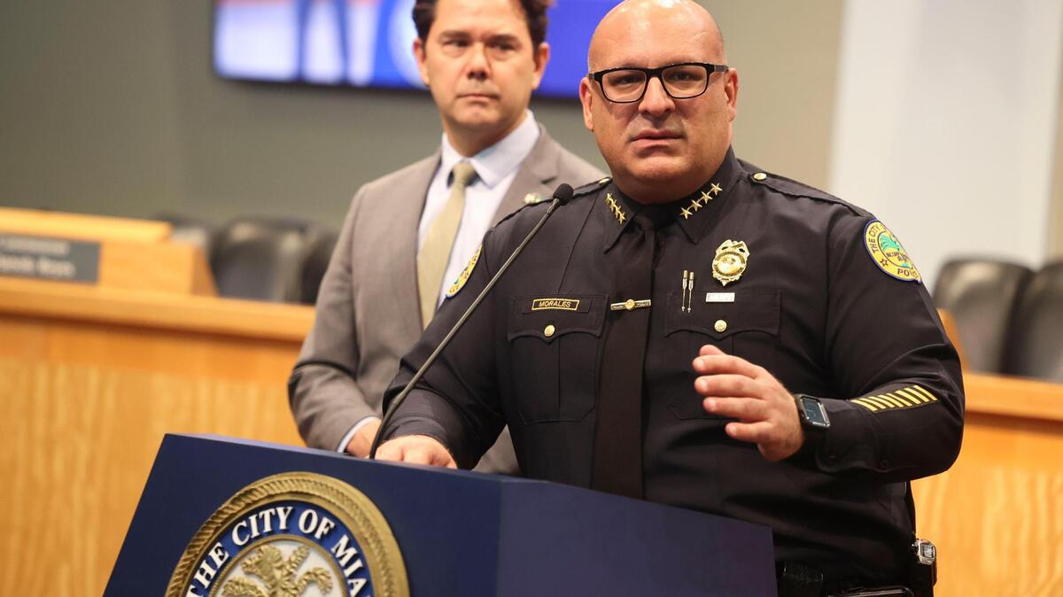 El jefe de Policía de Miami, Manny Morales (derecha), habla con el comisionado Ken Russell en una conferencia de prensa.