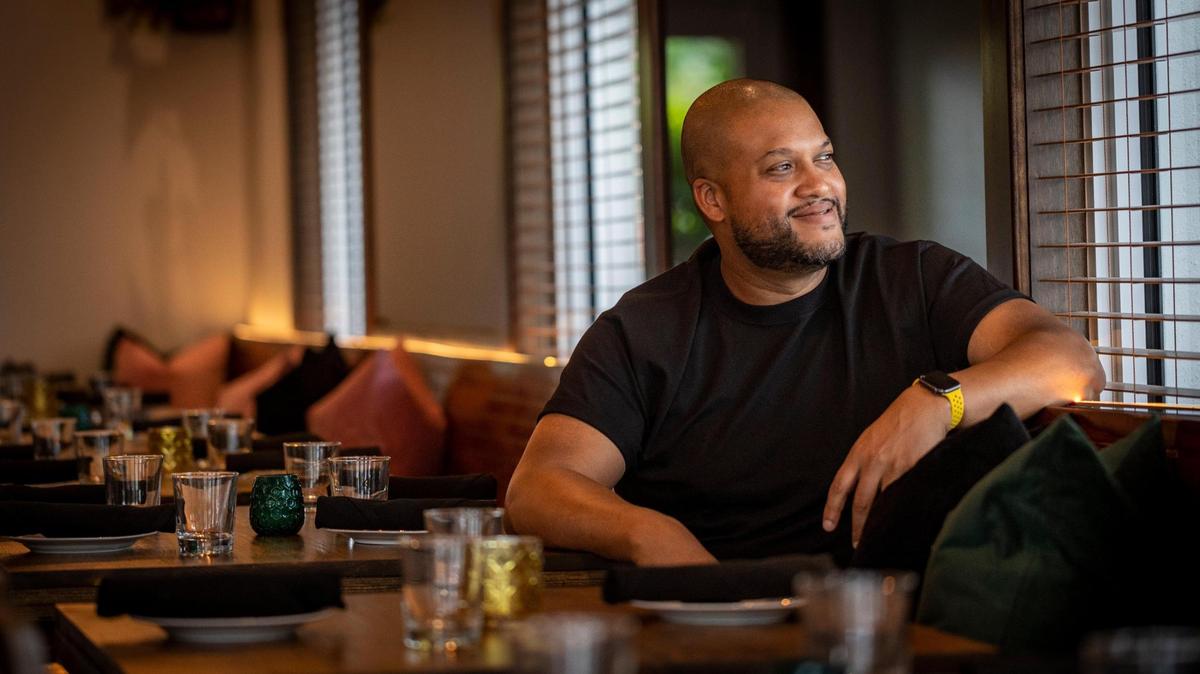 El chef Timon Balloo, anteriormente de Sugarcane y Balloo en Miami, en su restaurante de Fort Lauderdale, The Katherine, en el antiguo local de Foxy Brown.