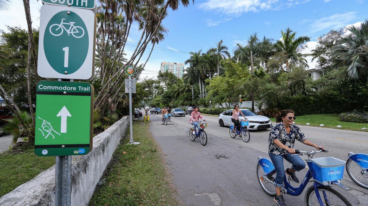 Ciclistas en CitiBikes recorren el Commodore Trail a lo largo de Kennedy Park en South Bayshore Drive en Coconut Grove, Miami. Miami-Dade trabaja en un plan de $16 millones para reconstruir Bayshore y el sendero que se está deteriorando. El pavimento agrietado, los tramos estrechos, la mala señalización y el exceso de velocidad ponen en peligro a los usuarios del sendero.